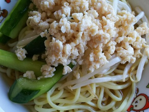 鶏そぼろときゅうりともやしの冷麺